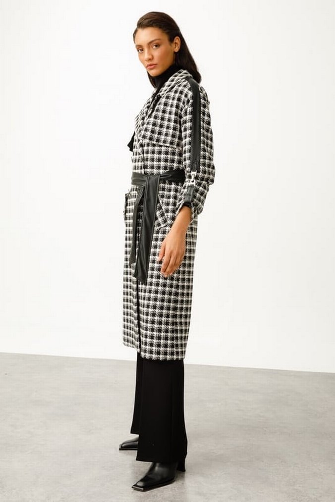 Modailgi Kemer Detaylı Siyah Beyaz Ekose Desenli Trençkot - Görsel 5