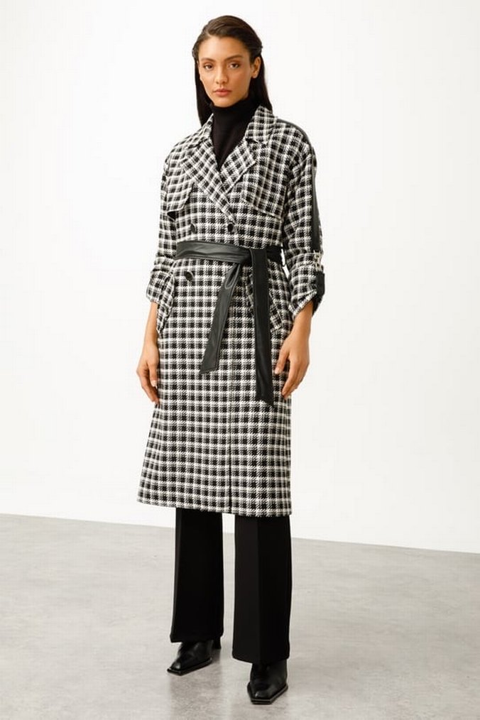 Modailgi Kemer Detaylı Siyah Beyaz Ekose Desenli Trençkot - Görsel 2