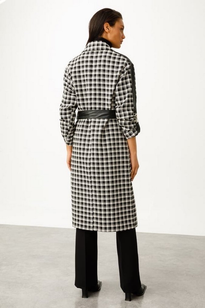 Modailgi Kemer Detaylı Siyah Beyaz Ekose Desenli Trençkot - Görsel 3