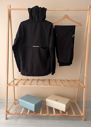 Siyah Kapüşonlu Erkek Yağmurluk ve Eşofman Takımı - Görsel 2