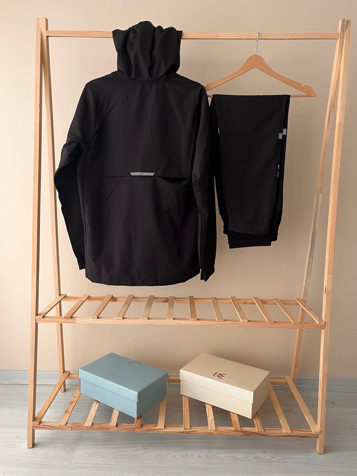 Siyah Kapüşonlu Erkek Yağmurluk ve Eşofman Takımı - Görsel 2