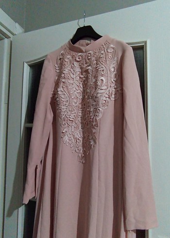 Toz Pembe Nakışlı Uzun Kollu Uzun Elbise - Görsel 2