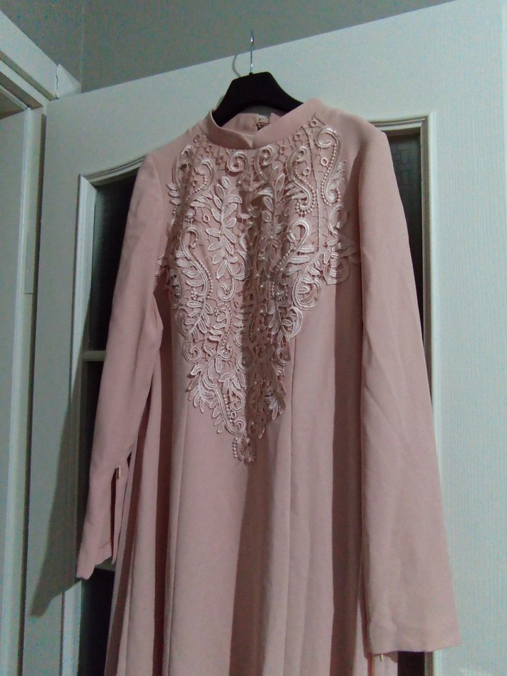 Toz Pembe Nakışlı Uzun Kollu Uzun Elbise - Görsel 2