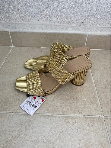 bershka gold topuklu terlik