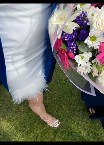 Püsküllü Beyaz Straplez Midi Mezuniyet Elbisesi - Görsel 3