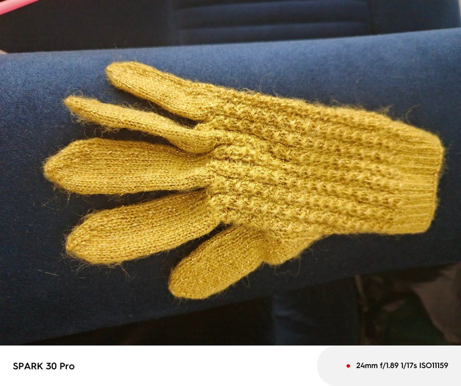 Kadın Parlak Sarı Örgü Eldiven - Görsel 3