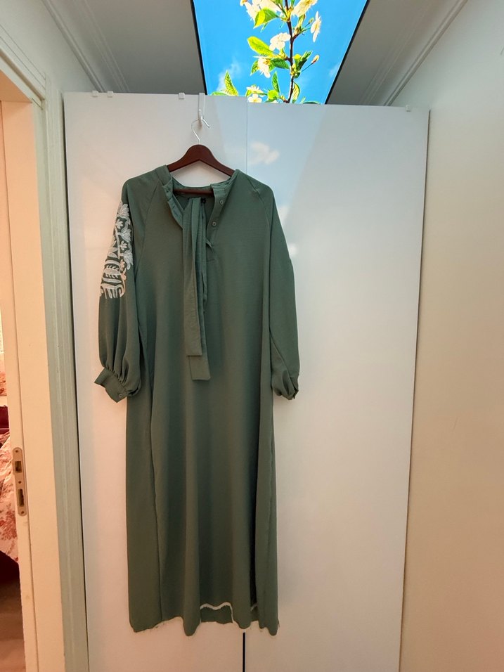 Nakış Detaylı Yeşil Uzun Kollu Elbise - Görsel 2