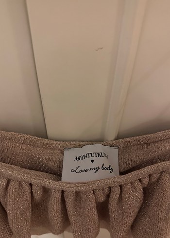 Kum rengi sim detaylı askılı şık bluz/Love My Body - Görsel 3