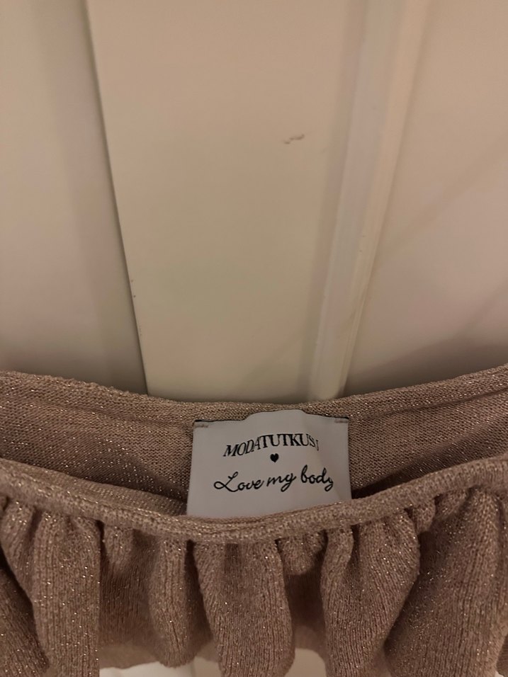 Kum rengi sim detaylı askılı şık bluz/Love My Body - Görsel 3