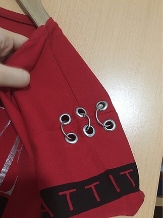 Alice & Olivia Kırmızı metal detaylı tshirt