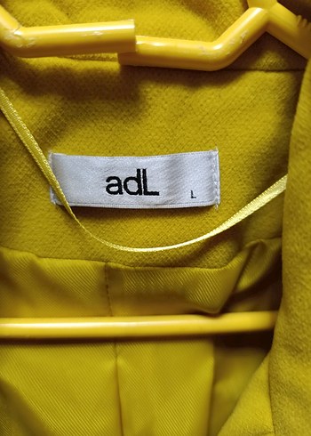 Sarı düğmeli uzun kaban - Görsel 3