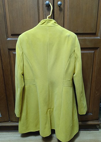 Sarı düğmeli uzun kaban - Görsel 2