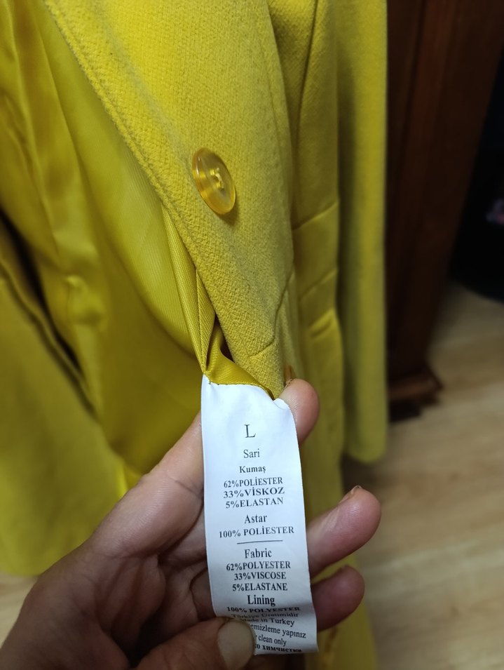 Sarı düğmeli uzun kaban - Görsel 4