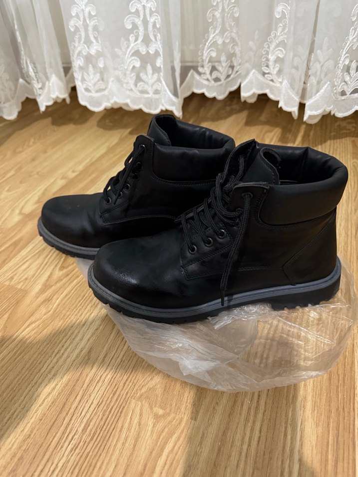 Siyah erkek bot - Görsel 4