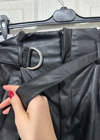 LCW Marka Siyah Deri Kemerli 40 Beden Mini Şort - Görsel 2