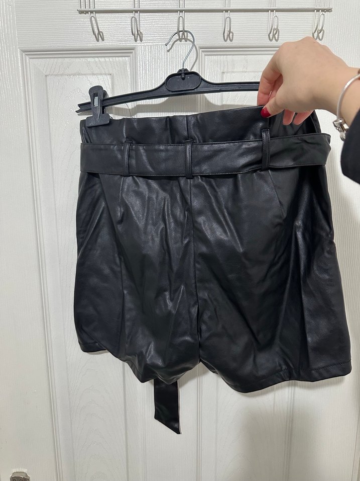 LCW Marka Siyah Deri Kemerli 40 Beden Mini Şort - Görsel 4