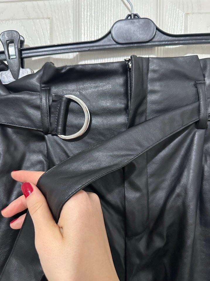 LCW Marka Siyah Deri Kemerli 40 Beden Mini Şort - Görsel 2