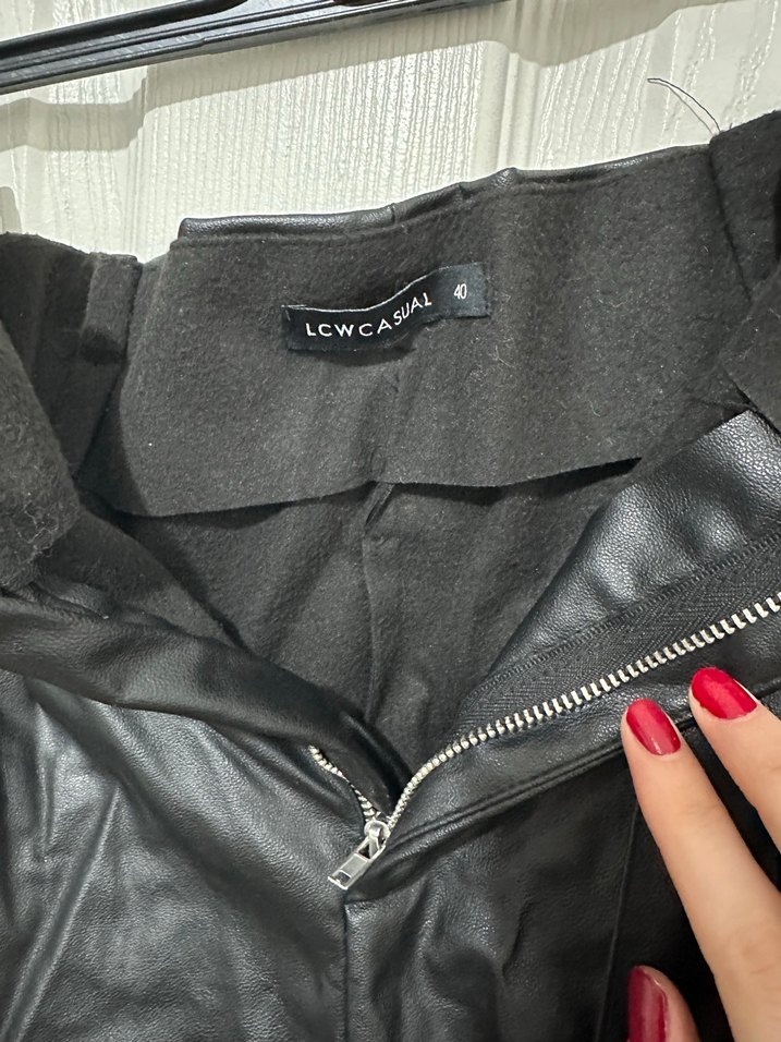 LCW Marka Siyah Deri Kemerli 40 Beden Mini Şort - Görsel 3
