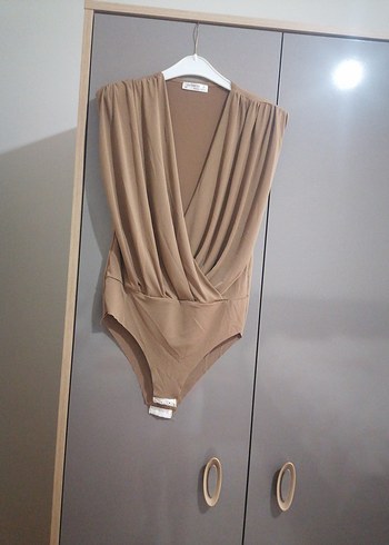 Bej Kemerli V Yaka Kolsuz Bluz - Görsel 6