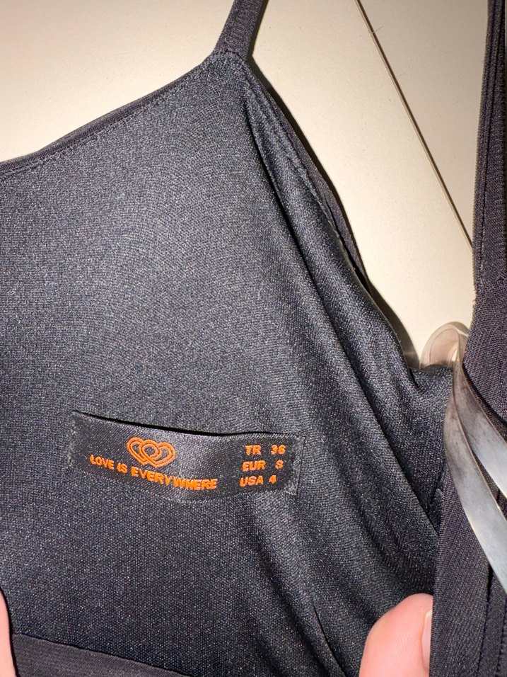 Siyah Drapeli İnce Askılı Midi Elbise - Görsel 3