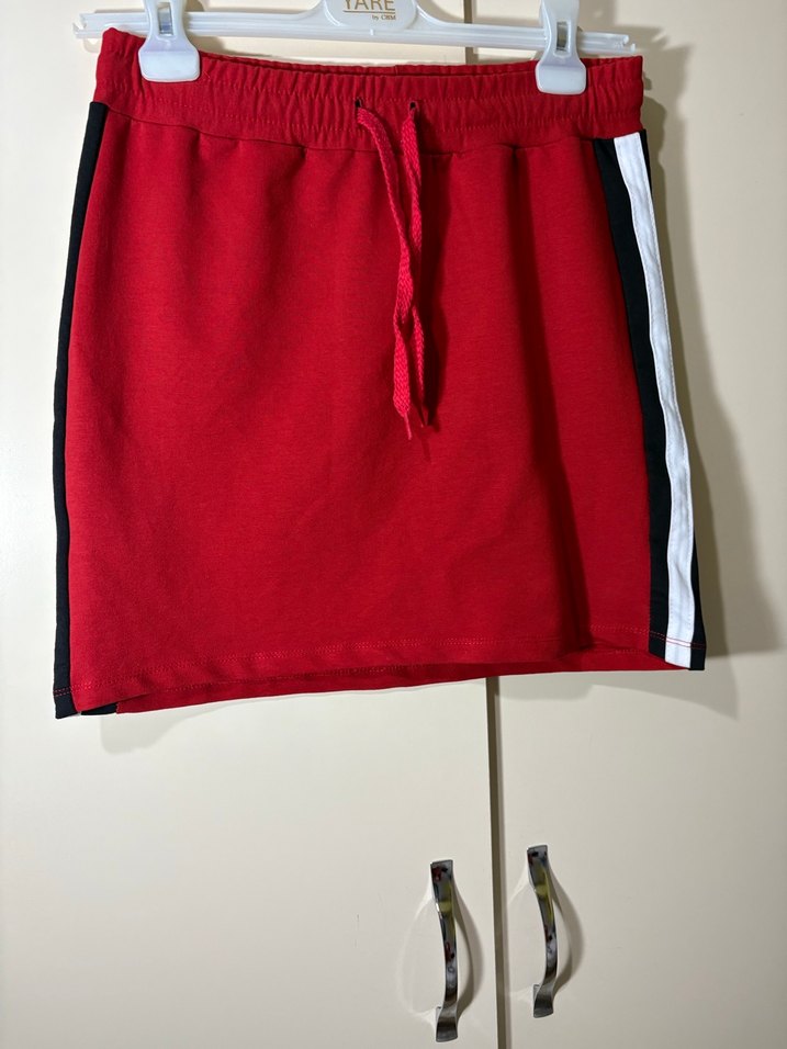 Kırmızı Mini Etek, Spor Tarzı - Görsel 2