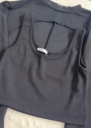 Siyah Mini Crop Top ve Uzun Kollu Üst - Görsel 2