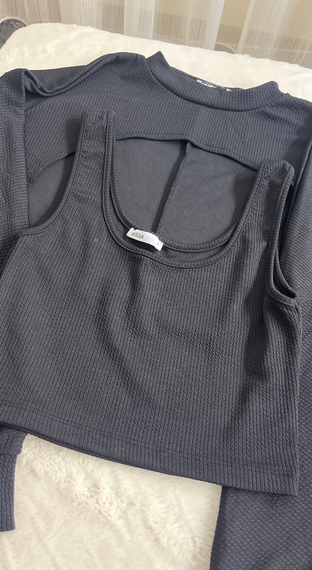 Siyah Mini Crop Top ve Uzun Kollu Üst - Görsel 2