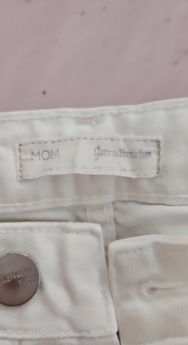 Düğmeli Beyaz Rahat Kesim Kadın Kot Pantolon - Görsel 3