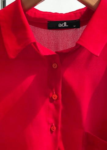 Kırmızı Düğmeli Kadın Gömlek - Görsel 3