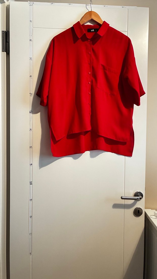 Kırmızı Düğmeli Kadın Gömlek - Görsel 2