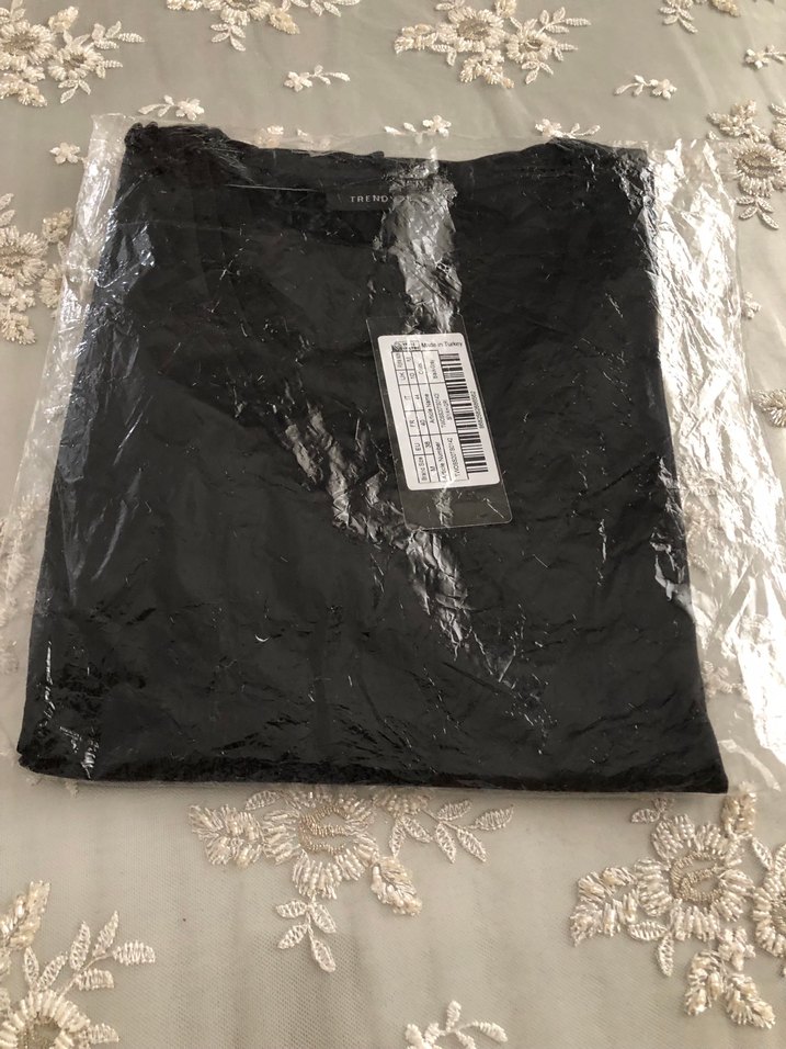 Trendyol Siyah V Yaka Kadın Tişört - Görsel 4