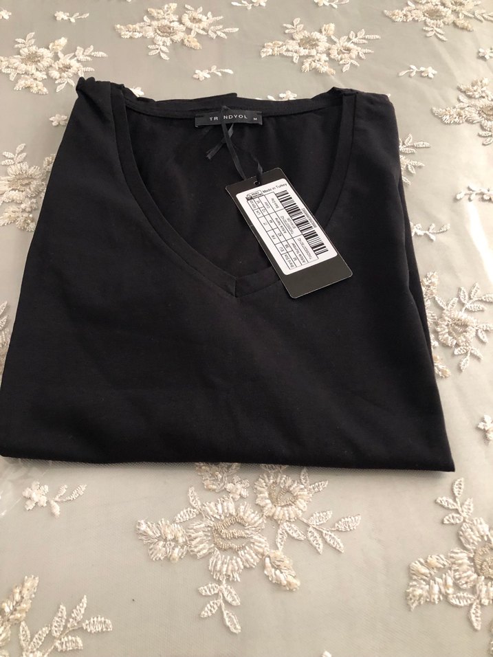 Trendyol Siyah V Yaka Kadın Tişört - Görsel 3
