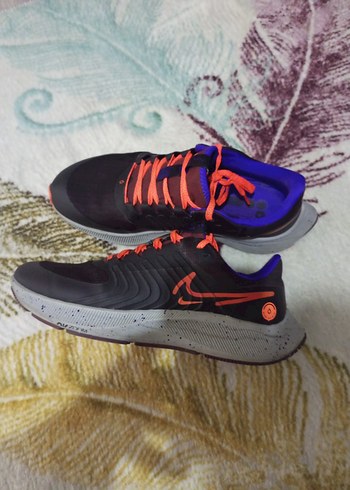 Mor Spor Ayakkabı ve Turuncu Bağcık - Görsel 3