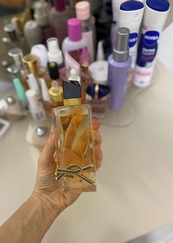 Kadın Parfümü, Şık Şişe Tasarımı - Görsel 3