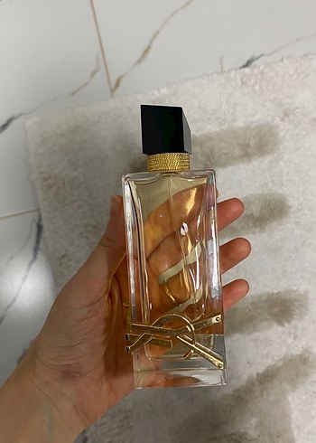 Kadın Parfümü, Şık Şişe Tasarımı - Görsel 2