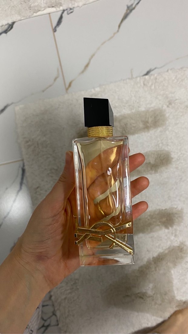 Kadın Parfümü, Şık Şişe Tasarımı - Görsel 2