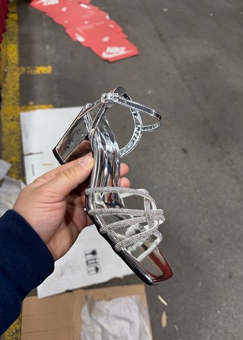 Gümüş Renkli Metal Tokalı Topuklu Kadın Ayakkabı - Görsel 3