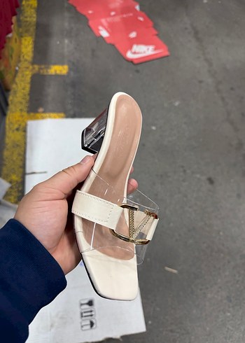 Şeffaf Bantlı Beyaz Stiletto Terlik - Görsel 3