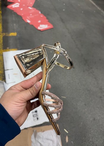 Altın Renkli Yılan Desenli Topuklu Sandalet - Görsel 3