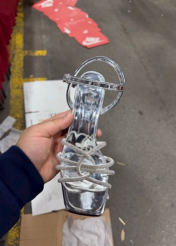 Gri Metal Tokalı Blok Topuklu Kadın Ayakkabı - Görsel 2