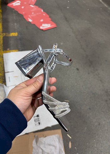 Gri Metal Tokalı Blok Topuklu Kadın Ayakkabı - Görsel 4