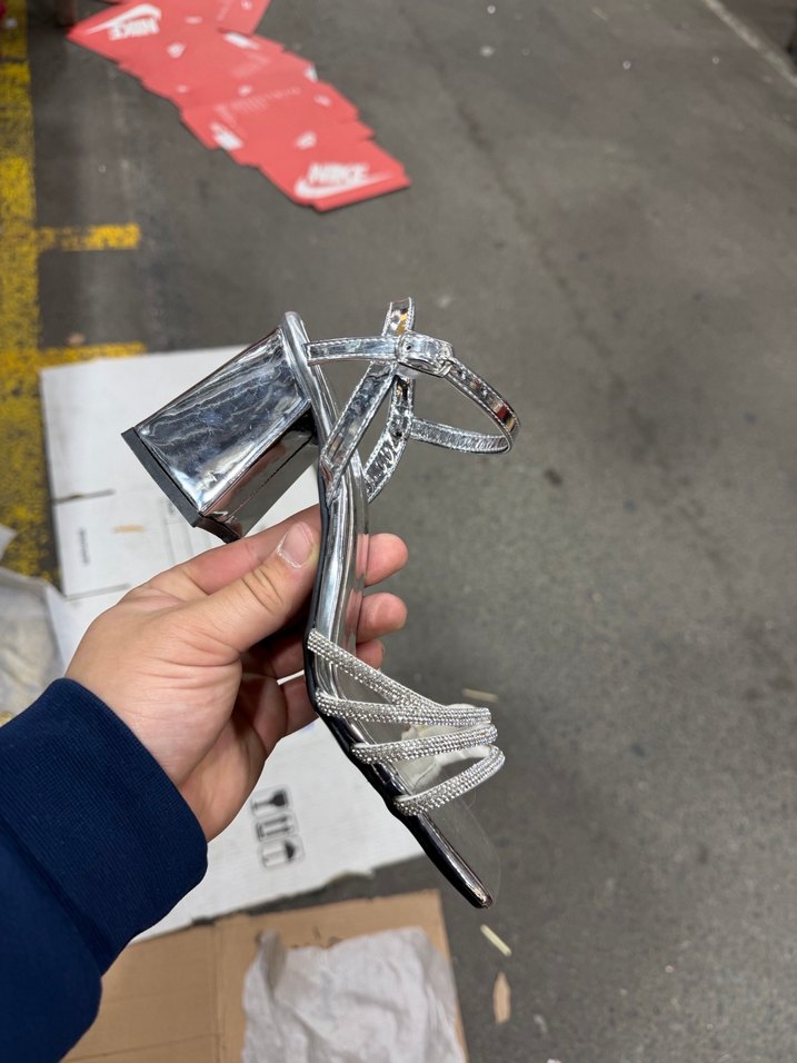 Gri Metal Tokalı Blok Topuklu Kadın Ayakkabı - Görsel 4