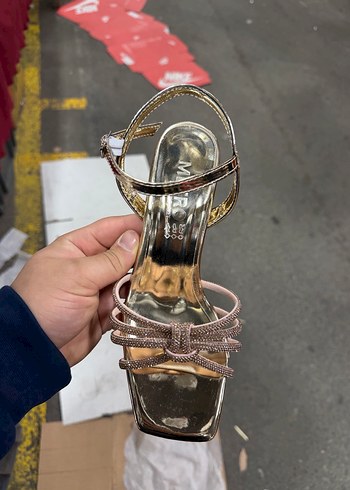 Altın Renkli Yılan Desenli Tokalı Topuklu Ayakkabı - Görsel 4