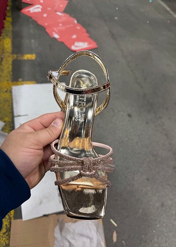 Altın Renkli Yılan Desenli Tokalı Topuklu Ayakkabı - Görsel 3