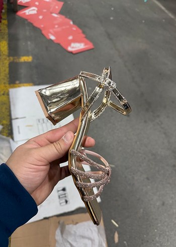 Altın Renkli Yılan Desenli Tokalı Topuklu Ayakkabı - Görsel 2