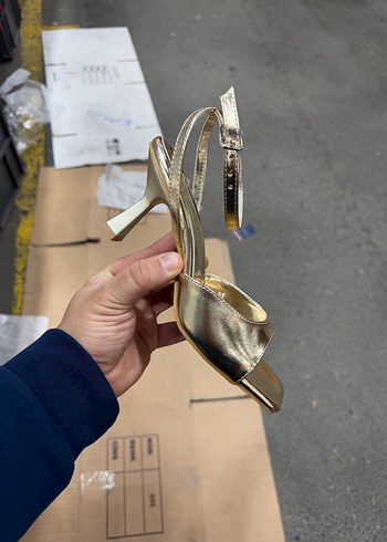 Altın Renkli Kemerli Stiletto Topuklu Kadın Ayakkabı - Görsel 3