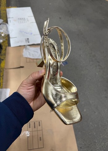 Altın Renkli Kemerli Stiletto Topuklu Kadın Ayakkabı - Görsel 2