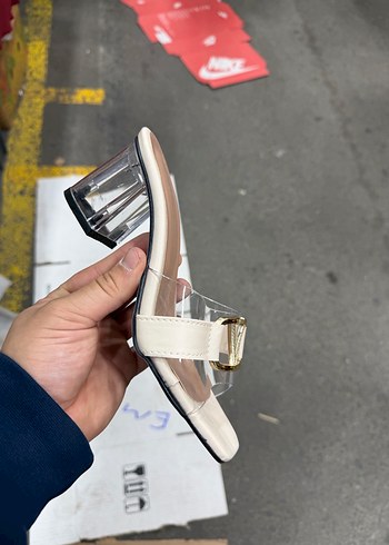 Beyaz Tokalı Stiletto Topuklu Kadın Terlik - Görsel 4