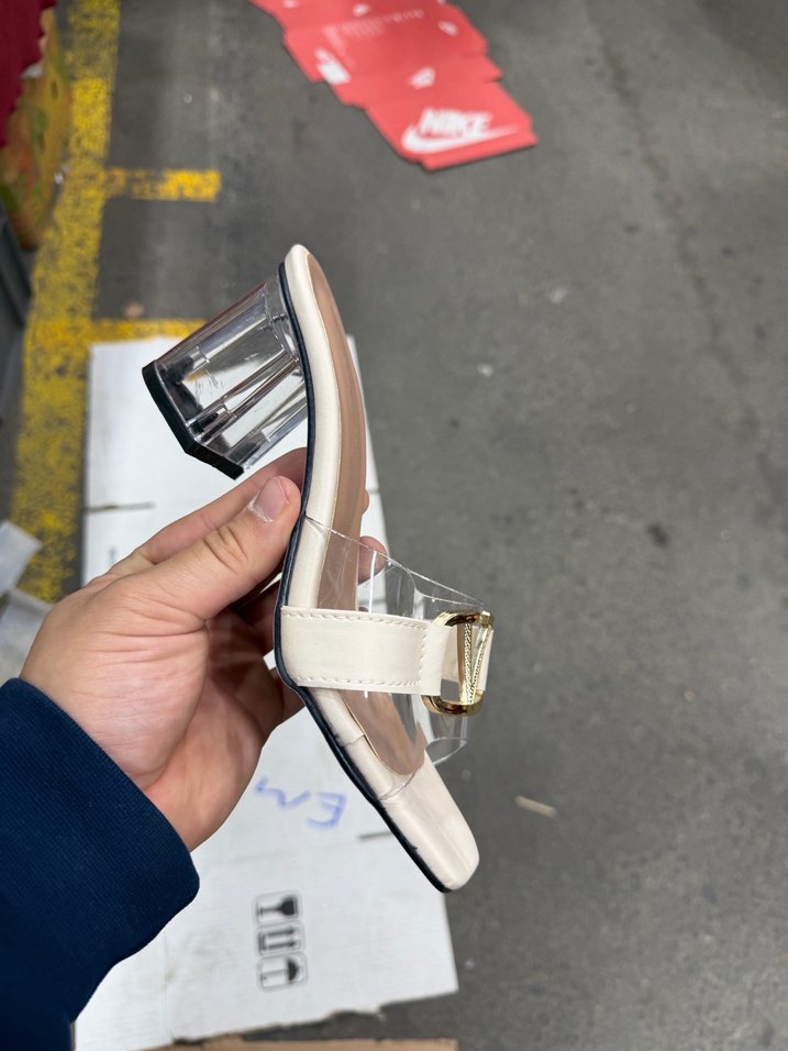 Beyaz Tokalı Stiletto Topuklu Kadın Terlik - Görsel 4