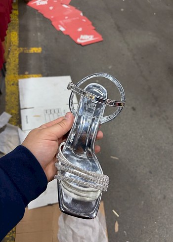 Gri Yılan Desenli Metal Topuklu Kadın Ayakkabı - Görsel 2